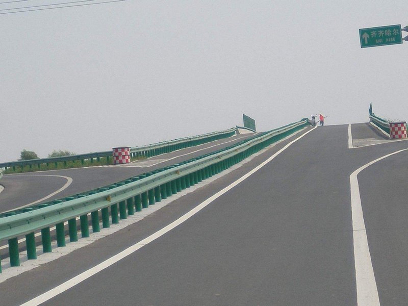 公路标志牌:指引安全与顺畅的新航标